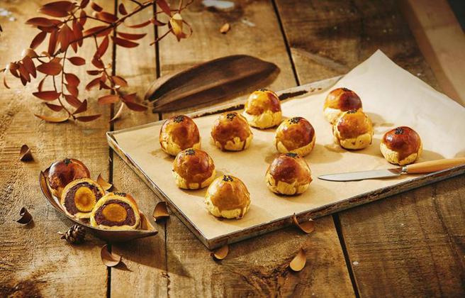 馥漫麵包花园今年中秋礼盒主打100％国产纯红豆制成的蛋黄酥抢市。（图／业者提供）