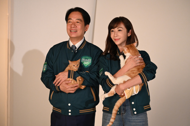 民进党总统参选人赖清德21日与首批立委参选人拍摄定装照。(赖清德竞选办公室提供)