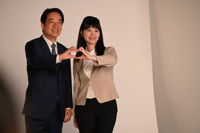 民进党总统参选人赖清德21日与首批立委参选人拍摄定装照。(赖清德竞选办公室提供)