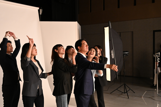 民进党总统参选人赖清德21日与首批立委参选人拍摄定装照。(赖清德竞选办公室提供)