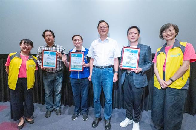 桃园市长张善政表示，感谢各主办单位举行公益活动，为孩子们播映温馨动画电影。（桃市府提供／蔡明亘桃园传真）