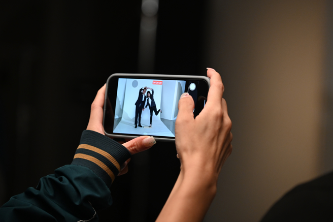 民进党总统参选人赖清德21日与首批立委参选人拍摄定装照。(赖清德竞选办公室提供)