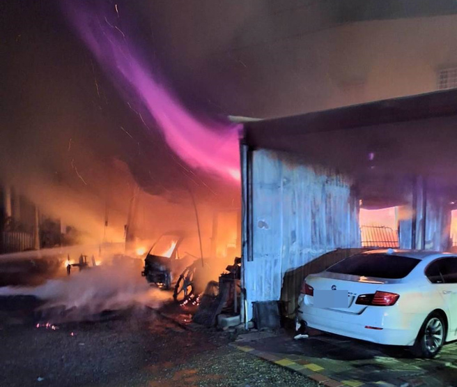 台南市官田区一处农机具仓库火警，消防人员赶到时已经全面燃烧。（读者提供／程炳璋台南传真）