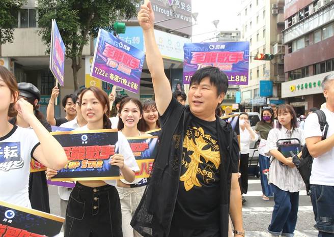 胡瓜為宣傳民視最新歌唱選秀節目《全能歌手》，今天率領選手們到東區造勢。（粘耿豪攝）