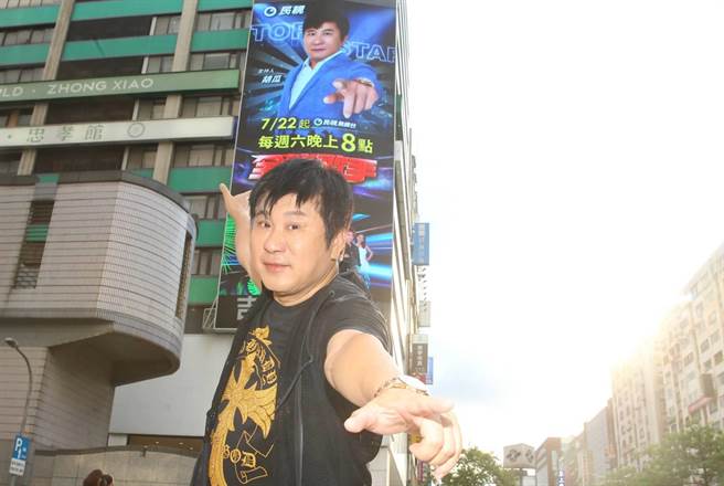 胡瓜今親自到場看自己的LED電視牆，跟「自己」合照。（粘耿豪攝）