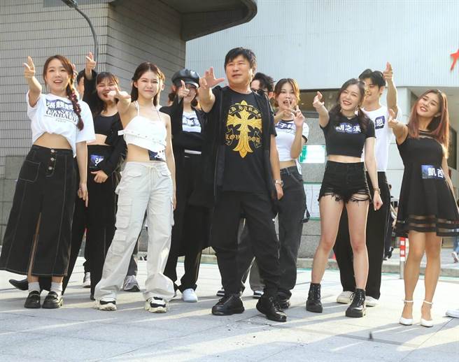 胡瓜與選手們大跳《沒大沒小》。（粘耿豪攝）