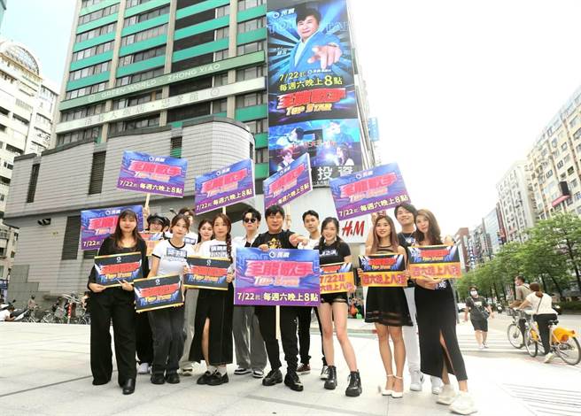 胡瓜開攜率選手們到東區街頭宣傳新節目。（粘耿豪攝）
