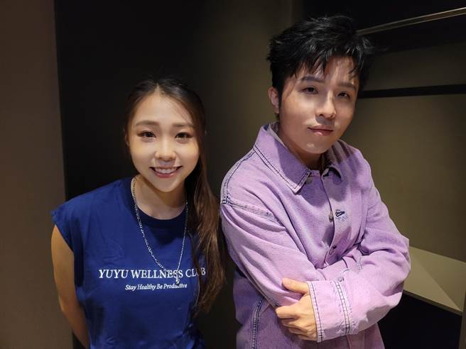 小宇（右）、艾薇日前擔任選秀總決賽的評審。（艾慕影藝提供）