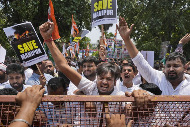 印度5月发生暴民将2名女子脱光游街事件，现场画面近日在网路流传引发眾怒，新德里街头上演激烈抗议场面。（美联社）