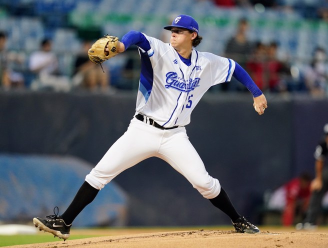 富邦悍将肯特前4局无失分，但5局上受到队友守备失误影响一口气丢掉3分。（富邦悍将提供／毛琬婷新北传真）