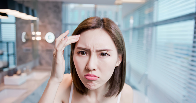 脸部出现小细纹很恼人，许多女性为此花钱找医美诊所「修修脸」，却没注意日常护理皮肤要诀。（示意图／Shuttertsock）