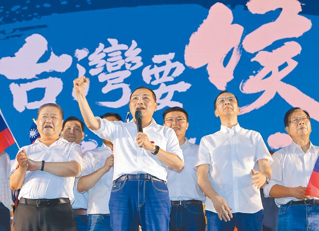 前立委郭正亮表示，侯友宜现在已经万事俱备，只欠他自己展现出「光」跟「热」。图为国民党总统参选人侯友宜（中）20日参加新北造势晚会。（资料照片/季志翔摄）