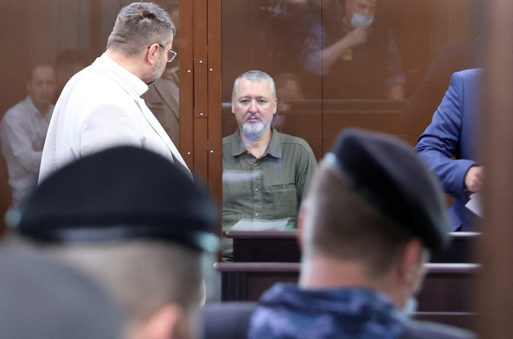 2023年7月21日，俄罗斯莫斯科，被控煽动极端主义活动的俄罗斯民族主义者、克里姆林宫批评家、前军事指挥官葛金（Igor Girkin）在法庭听证会前坐在被告围栏的玻璃墙后面。（路透社）(photo:ChinaTimes)