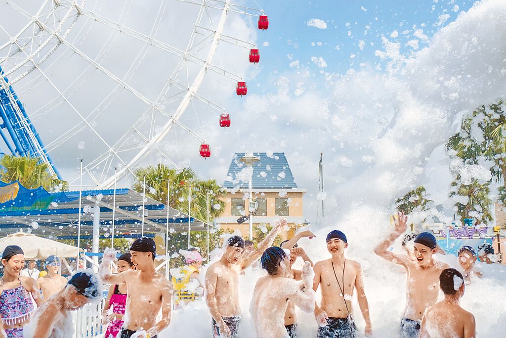 全台最大水樂園馬拉灣，暑假期間每個周末舉辦兩場由知名電音DJ嗨炸的「台味泡泡趴」。（麗寶樂園提供）