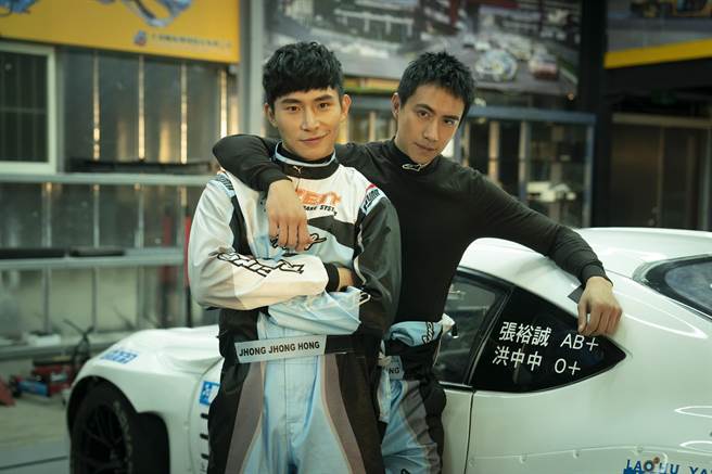 林家佑（左）、潘君侖在片中诠释赛车队友，展现默契与友谊。（采昌提供）