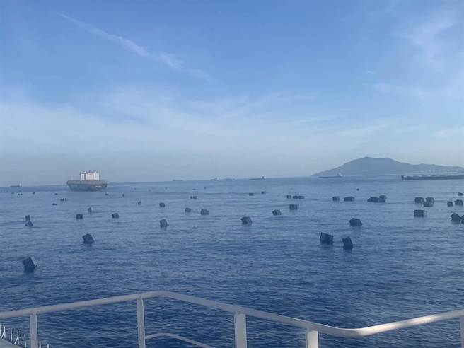 600「空货柜水雷」海漂高屏外海， 网友笑：汉光反登陆作战新招。(琉球区渔会提供)