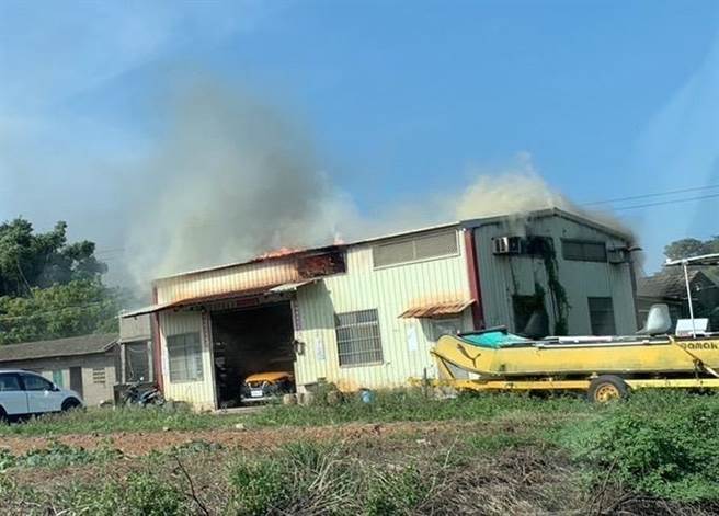 金门西园地区一处铁皮屋昨（21日）下午惊传火灾意外。（金门县消防局提供）