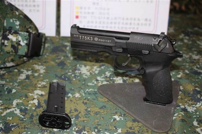 陆军269旅中士偷T75K3手枪及3弹匣，东窗事乱丢营内下场惨了。(中时资料库)