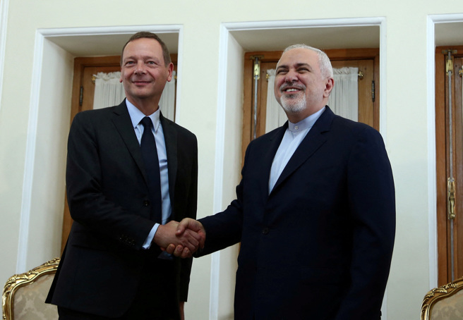 图左为法国总统马克宏的最高外交政策顾问伯纳。（图／路透社）