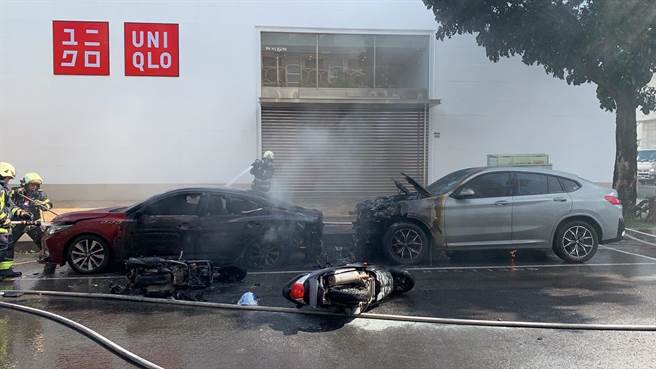 高雄市九如路今早发生1起机车擦撞车祸，不料却波及路旁停放的2辆轿车，4台车遭到火焰吞噬。（高市三民二分局提供／杨舒婷高雄传真）