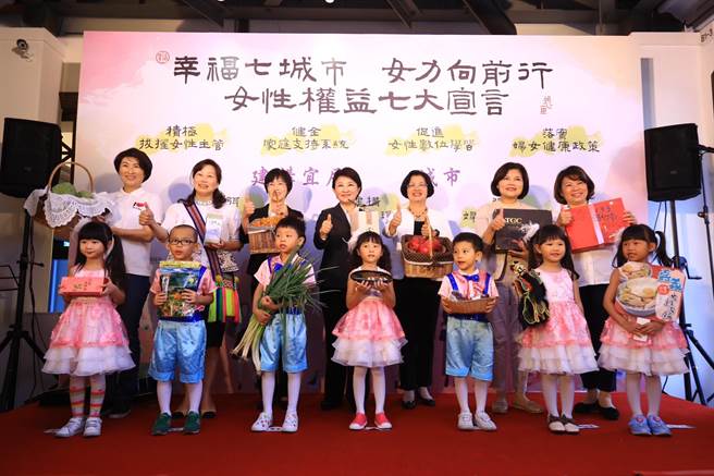 台中市长卢秀燕2019年曾邀请6位女性首长齐聚展现女力，签署性平宣言为女性与儿童权益发声。（台中市政府提供／张亦惠台中传真）