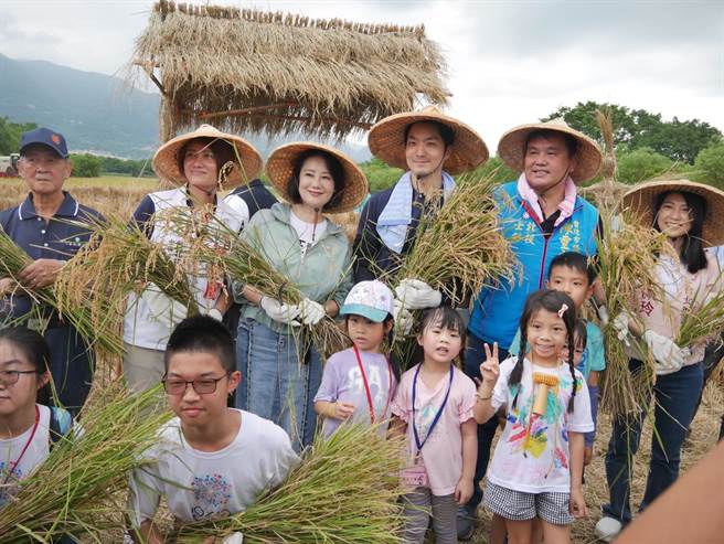 台北市长蒋万安22日赴「2023北投割稻趣体验活动」，现场除安排传统割稻、脱谷等产地农活体验，还有创意稻草人制作、水稻船DIY活动。（北市产发局提供）