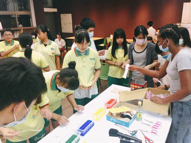 新北市108学年度开始推动双语教育，聘雇外师人数从90位增至179位，翻倍成长，教育局盼2026年达成「校校有双语师资」目标。（新北市教育局提供）