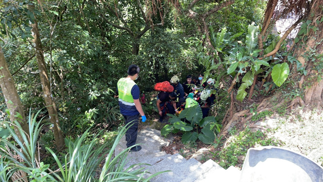 桃源谷意外！66岁女驾驶倒车坠落3楼高边坡不治。(戴志扬翻摄)
