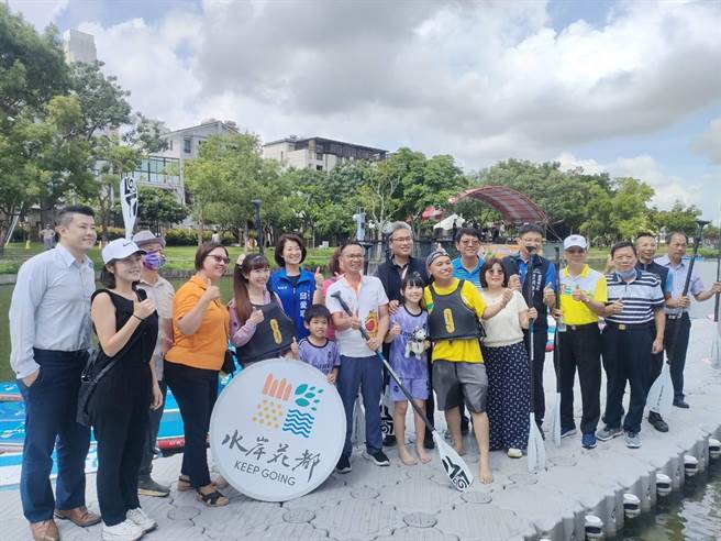 台中市繁榮葫蘆墩促進會理事長、市議員陳清龍22日於台中市葫蘆墩公園第五區舉辦「2023水岸花都SUP音樂漫划行」，開放750名額邀請民眾免費體驗SUP。（潘虹恩攝）