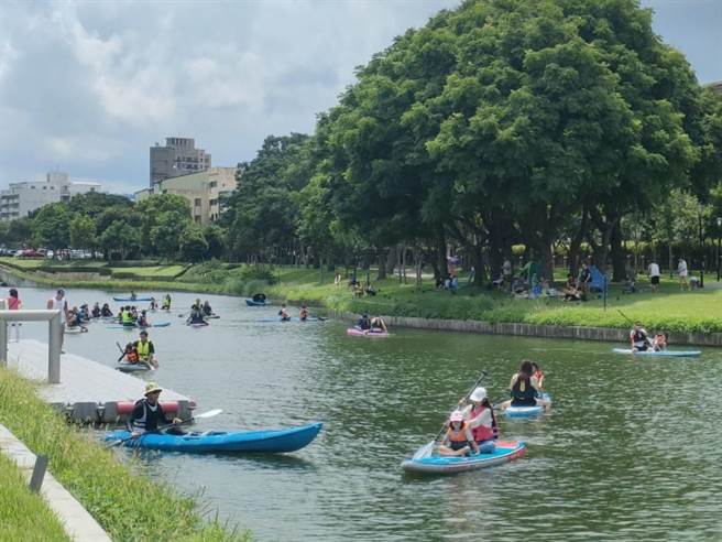 「2023水岸花都SUP音樂漫划行」22日於台中市葫蘆墩公園第五區熱鬧登場，大小朋友搭上SUP，欣賞葫蘆墩軟埤溪畔的美麗風情。（潘虹恩攝）