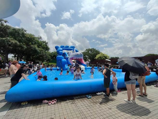 「2023水岸花都SUP音樂漫划行」22日於台中市葫蘆墩公園第五區登場，氣墊滑水池引起現場小朋友瘋狂。（潘虹恩攝）