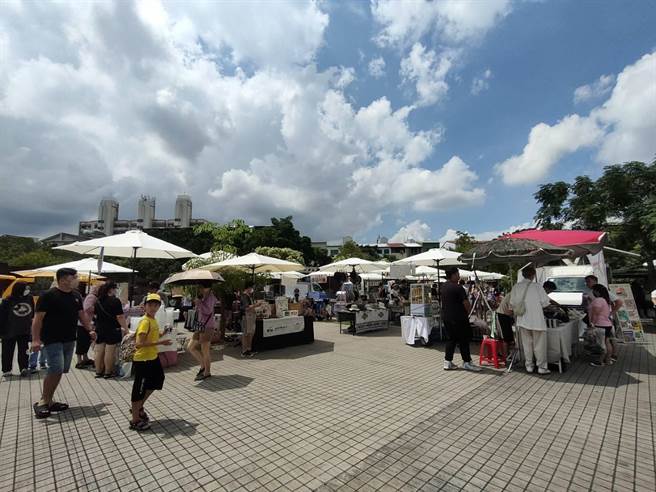 「2023水岸花都SUP音樂漫划行」除有SUP免費體驗，也結合特色小吃餐車、文創市集，相當熱鬧。（潘虹恩攝）