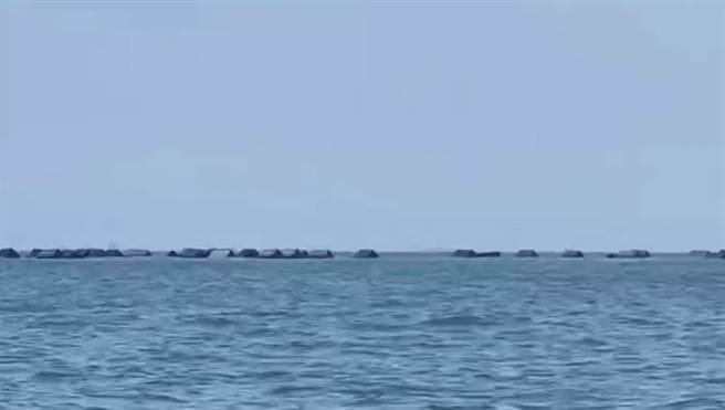 貨櫃漂流海上，影響船隻航行安全。(翻攝畫面)