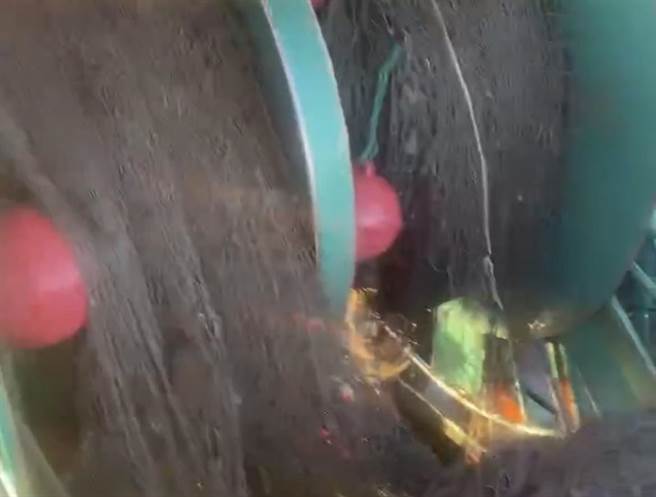 漁網卡到貨櫃，損失仍待估計。(翻攝畫面)