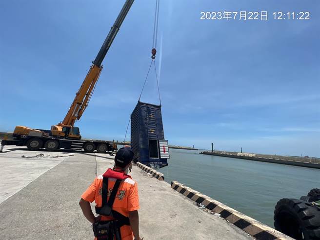 海上漂流貨櫃陸續被吊起。(翻攝畫面)