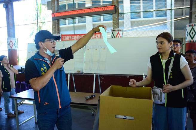 蘇花安進行崇德村得吉利部落諮商同意投票，今天開票結果同意票大於不同意票。（王志偉攝）