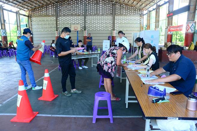 蘇花安工程通過部落段，上午由得吉利部落在崇德多功能活動中心投票，族人出席踴躍。（王志偉攝）