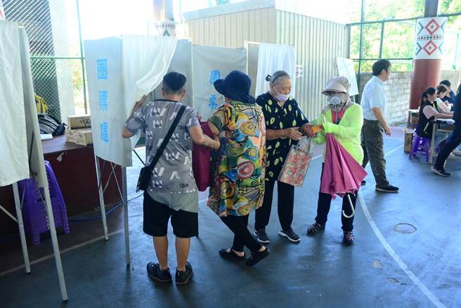 蘇花安工程通過部落段，上午由得吉利部落在崇德多功能活動中心投票，族人出席踴躍。（王志偉攝）