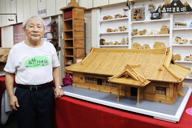 陈振龙说，「原嘉义神社附属馆所」斋馆的制作技法，是他传授课程以来最难的一座。（吕妍庭摄）