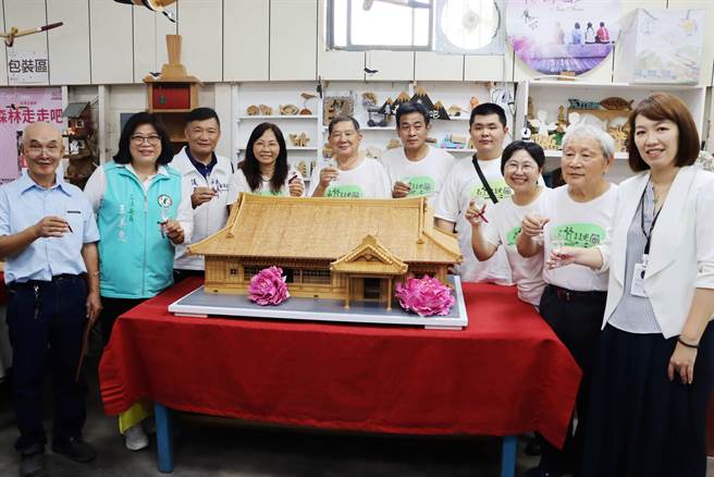 今师生成果发表会，大家以共饮女儿红的模式，将师生作品以嫁女儿的心情，嫁到嘉义市史蹟资料馆展出。（吕妍庭摄）