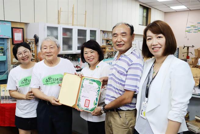 嘉义市长黄敏惠搬感谢状给授课老师。（吕妍庭摄）
