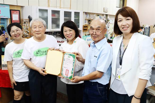 嘉义市长黄敏惠搬感谢状给授课老师。（吕妍庭摄）