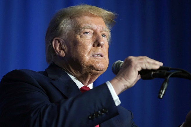 美国前总统川普因卸任后不当持有机密文件遭起诉。（图／美联社）