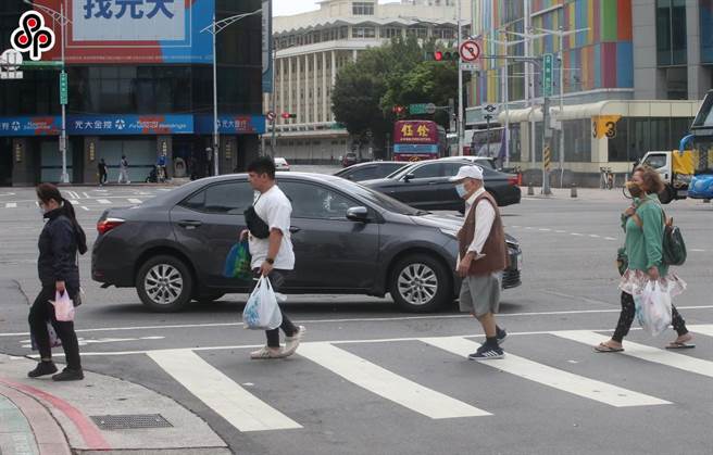 經立法院三讀通過後，現階段車輛經過斑馬線時，都必須禮讓行人。國民黨台北市議員應曉薇表示，雖然車輛不停讓行人取締數大幅上升，但「未禮讓行人交通事故數統計」卻沒有顯著的下降。（本報資料照片）