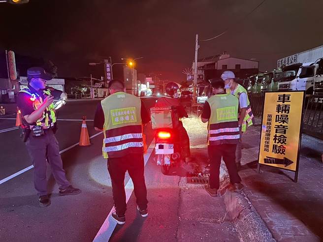 苗栗警分局21日晚间排班执行噪音车拦临勤务。（读者提供／谢明俊苗栗传真）