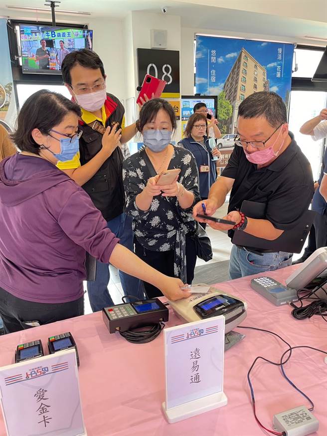 縣府實施交通月票，邀相關單位與業者，在花蓮轉運站進行設備驗測。（花蓮縣府提供／王志偉花蓮傳真）