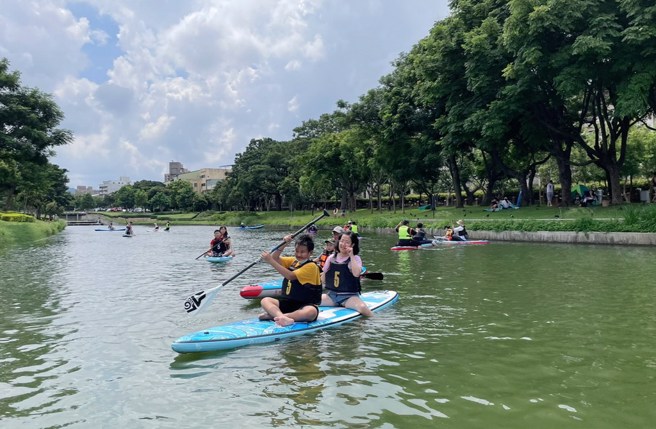 丰原葫芦墩公园举办SUP立式划桨活动。(台中市运动局提供)