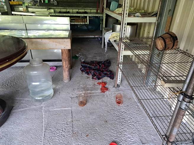 台湾黑熊在庐山部落一处工寮翻箱倒柜找食物，现场瓶罐散落一地。（南投林管处提供／杨静茹南投传真）