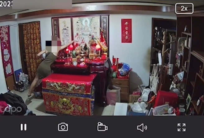 劉姓女子偷走朋友家中神桌上的4面金牌。（圖／警方提供）