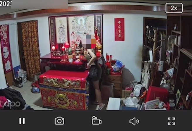 劉姓女子偷走朋友家中神桌上的4面金牌。（圖／警方提供）